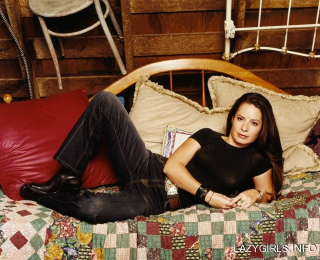 holly_marie_combs_charmed_girls_440_kmB2IVb.sized.jpg